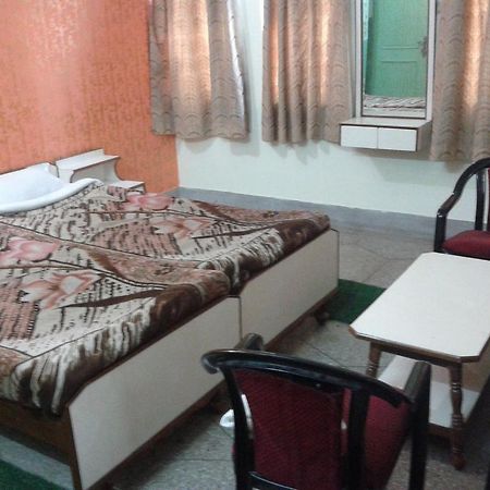 Radiant Ymca Tourist Hostel Варанаси Номер фото