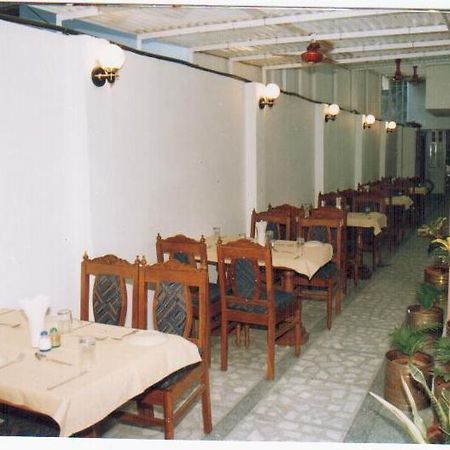 Radiant Ymca Tourist Hostel Варанаси Экстерьер фото