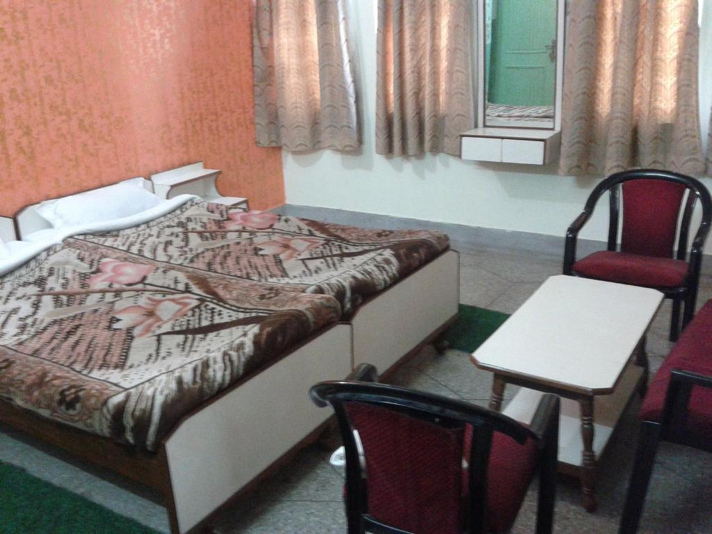 Radiant Ymca Tourist Hostel Варанаси Номер фото