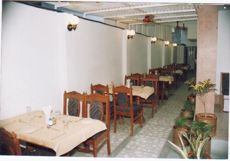 Radiant Ymca Tourist Hostel Варанаси Экстерьер фото